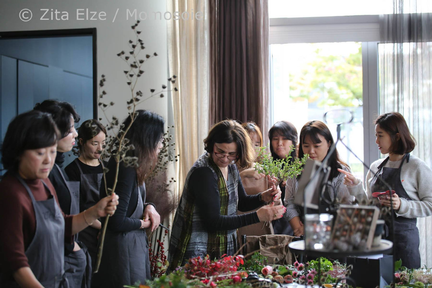 Zita Elze sorroundend by women during a flower academy class